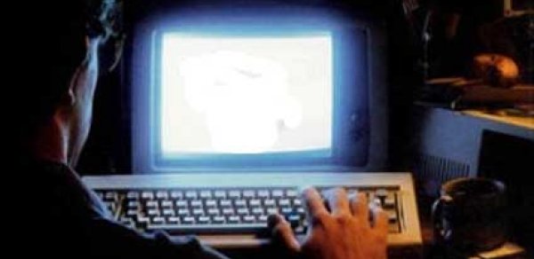 “Facebook”da qadın manyakı tutuldu