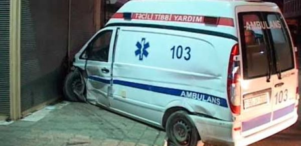 Bakıda təcili tibbi yardım maşını ağır qəzaya düşdü:  6 yaralı 