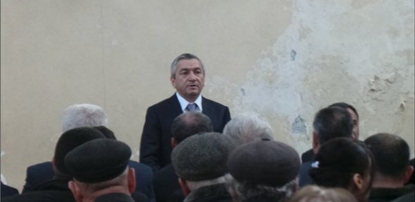 Balaxanı sakinləri rüşvətxor məmuru ifşa etdi, icra başçısı onu işdən çıxardı - VİDEO