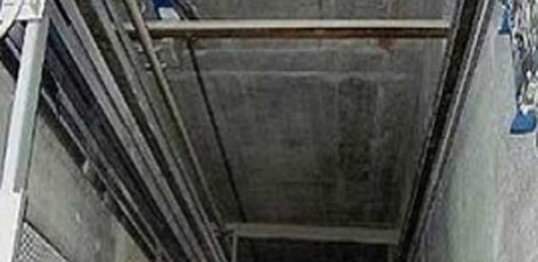 Bakıda köhnə zavod binasında lift qırıldı, xəsarət alanlar var