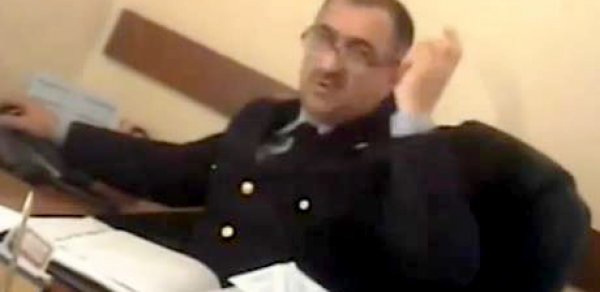 Azərbaycanda polis rəisi rüşvət aldığı yerdə görüntüləndi -  VİDEO 