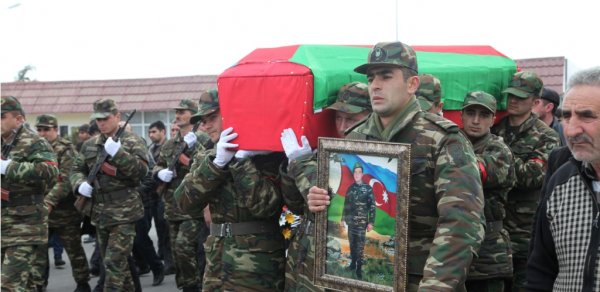 Doğum günündə torpağa tapşırılan əsgərimizin dəfnindən -  FOTOLAR 