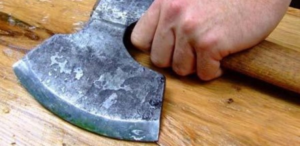 Azərbaycanda kişi sevgilisini baltaladı