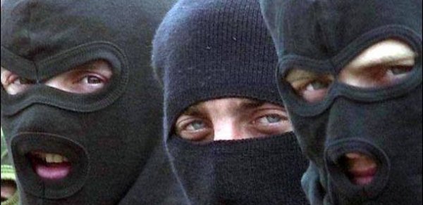 Azərbaycanda maskalı şəxslər ev sahibini qana buladı - FOTO +18
