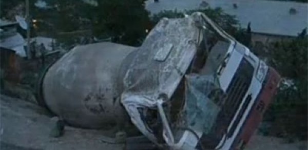 Bakıda betonqarışdıran maşın aşdı,sürücü öldü