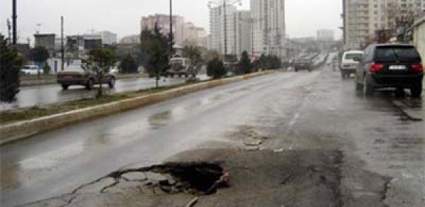 Bakının əsas prospektində yol çökdü