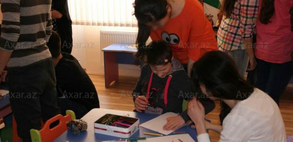Aparıcı Əkbər Əlizadə qızını internata atıb- FOTOLAR 