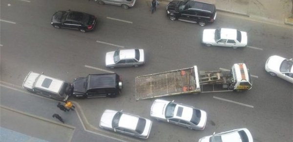 Bakıda evakuator "Gelandewagen"i aşırdı - FOTOLAR 