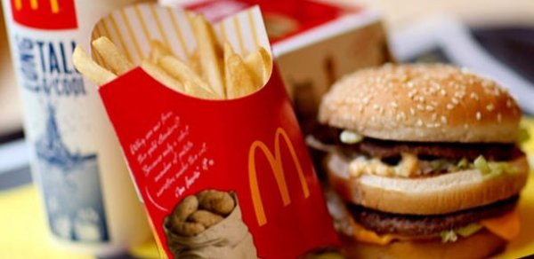 “Mc Donalds” onun məhsulunda qurd tapan şikayətçidən 1 milyon manat istəyir