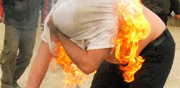 45 yaşlı kişi özünü nazirliyin qarşısında yandırmaq istədi