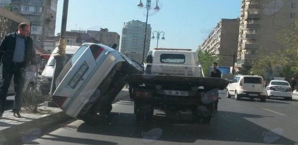 Bakıda evakuator növbəti maşını aşırtdı -  FOTO
