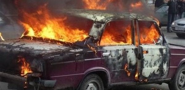 Şirvanda "VAZ" yandı, sürücüsü xəsarət alıb