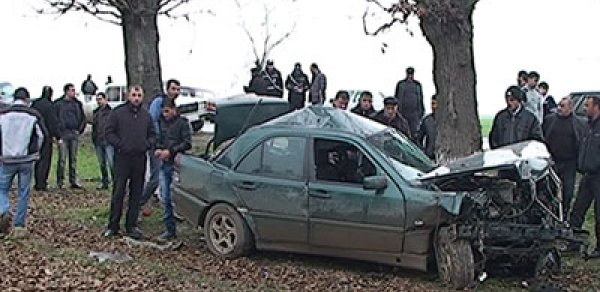 Maşın ağaca çırpıldı -  Ölən və yaralanan var