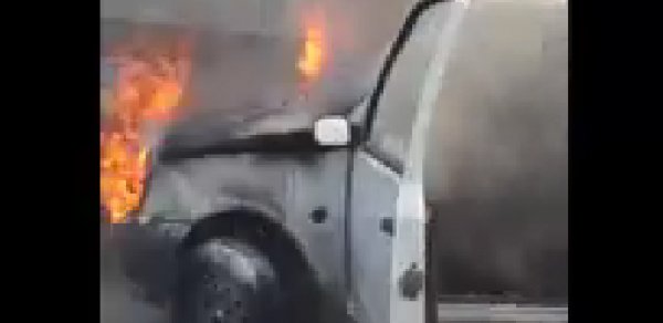 Bakıda maşın qəfildən yanmağa başladı - VİDEO