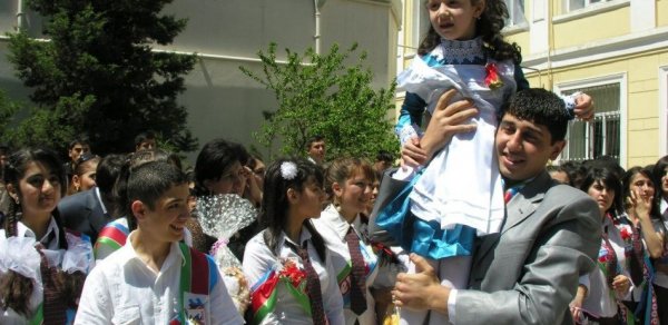 Təhsil nazirliyindən məktəblərdə ‘Son zəng’də pul yığımına -  QADAĞA 