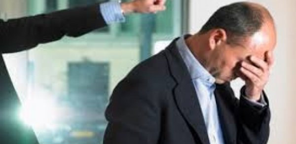Azərbaycanda oğlu əxlaqsızlıq edən direktor işdən çıxarıldı