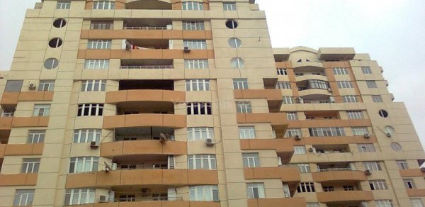 Sumqayıtda 3-cü mərtəbədən düşən uşaq sağ qaldı