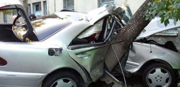 Azərbaycanda maşın ağaca çırpıldı: 3 yaralı