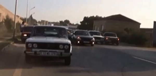 30 sutka həbs alan ‘avtoşun’ qohumları polisi məhkəməyə verir -  VİDEO 