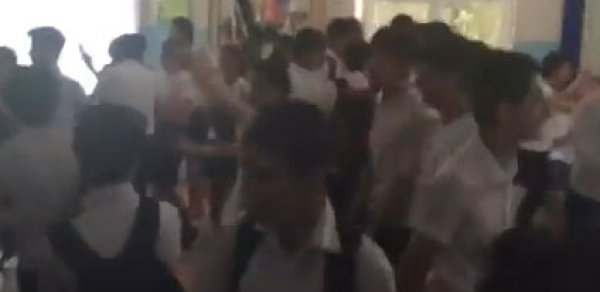 Maaşlarını ala bilməyən müəllimlər aksiya keçirir