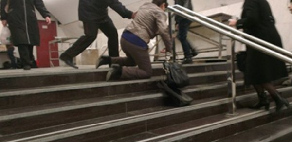 Bakı metrosunun eskalatorunda qadınlar əlbəyaxa oldular
