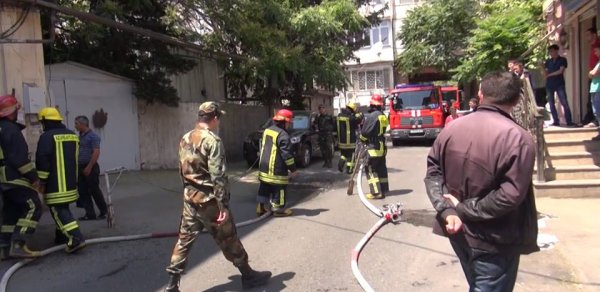 Bakıda yaşayış binasında həyəcanlı anlar yaşandı -  FOTOLAR 