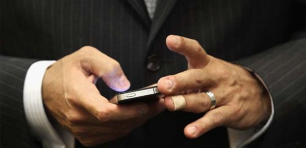 Bakıda Ali məktəblərin birində mobil telefon qadağan edildi