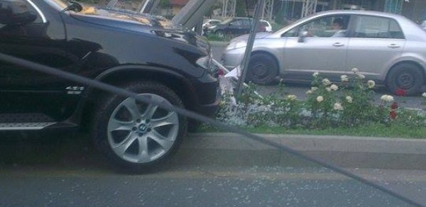 Bakıda sürücü ‘BMW-X5’i belə aşırdı -  FOTOLAR 