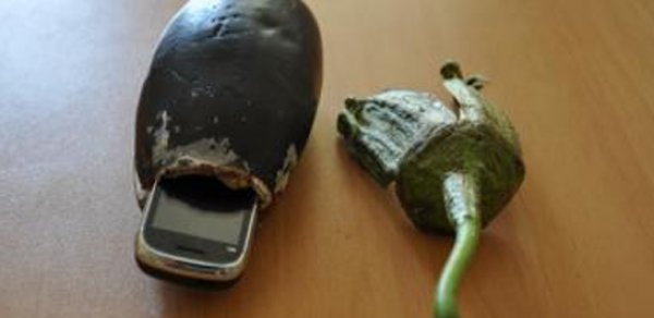 Mobil telefonu həbsxanaya badımcanın içində apardı -  FOTO 