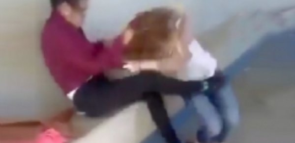Bakıda polis qadınların davasına qarışdı –  Arada özü döyüldü 