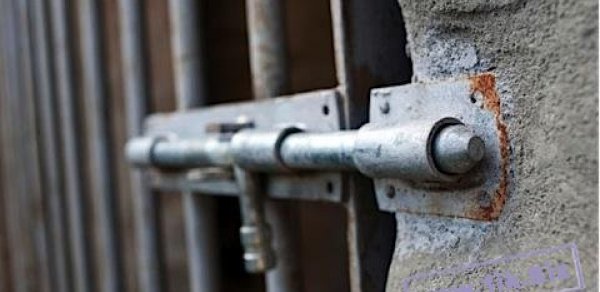 Oğurluğa görə tutulan şəxs təcridxanada qaşıq uddu