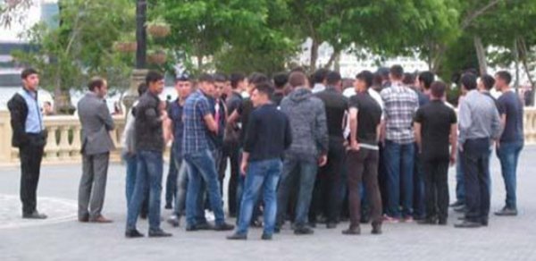 Bakı bulvarında 22 yaşlı oğlan iki bacını döydü