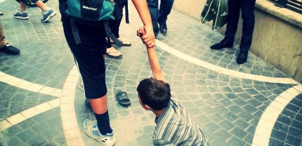 ‘Tarqovı’da turist uşağı küçənin ortasında sürüdü -  FOTO 