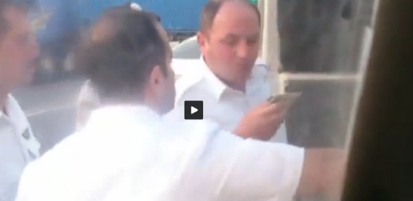 Nəqliyyat müfəttişləri sürücüyə qarşı belə kobudluq etdilər–  VİDEO 