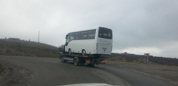 Evakuator özündən böyük avtobusu da apardı – FOTO