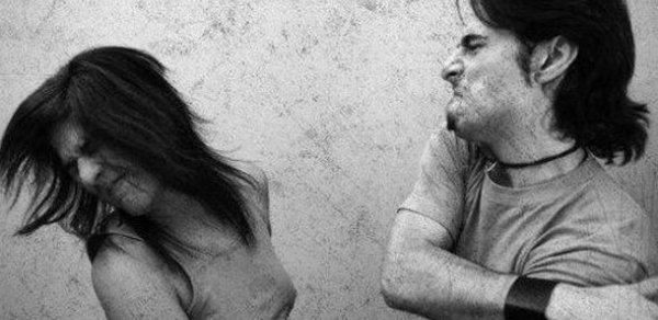 Ər arvadını uşaqlarının gözü önündə döydü, sonra siçan dərmanı içdirdi -  FOTO 
