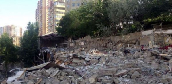 Bakıda restoranı bir gecədə dağıtdılar