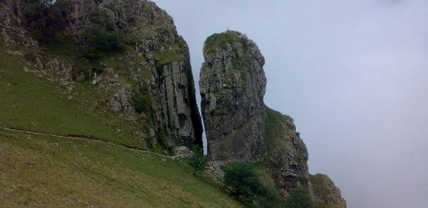 Gədəbəydə qadın özünü qayadan atdı