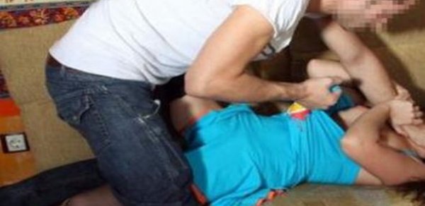 Belinə tatu etdirmək istəyən məktəbli qıza qarşı əxlaqsızlıq