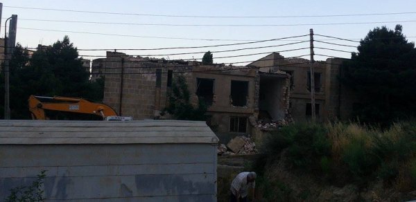 Bakıda uşaq baxçasını kim sökdürür? -  FOTOLAR 