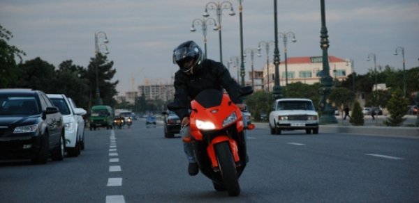 Bu da Bakının “avtoş” motosikletçisi- - VİDEO