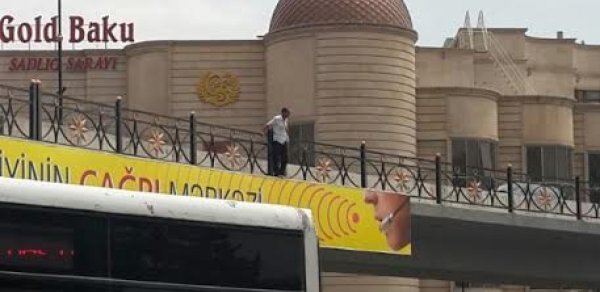 Bakıda kişi boğazına kəndir keçirib özünü asmaq istədi - FOTOLAR
