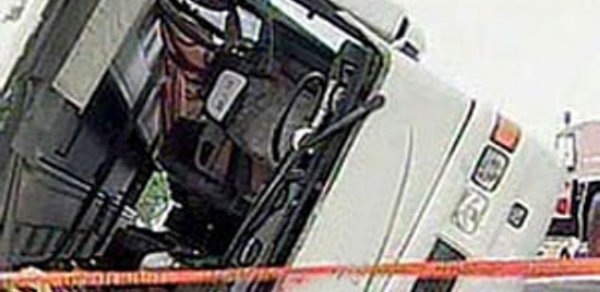 Bakıda avtobus aşdı:-  Xeyli sayda yaralı var
