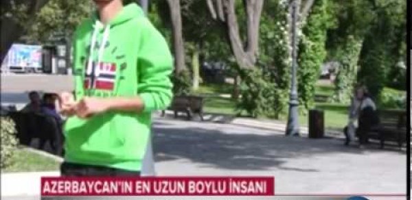 Azərbaycanın ən uzun adamı Bakı küçələrində -  VİDEO 