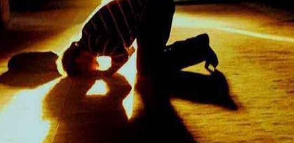 Namaz qılan adama salam veriləndə cavabını verməlidirmi?