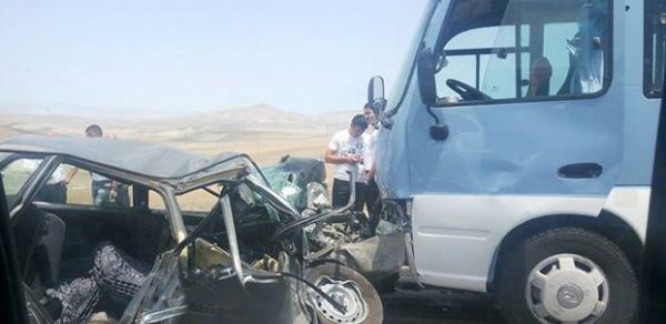 Avtobus maşının üstünə çıxdı - FOTO