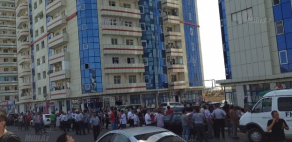 Bakıda kişi özünü öldürmək üçün binanın damına çıxıb - FOTOLAR