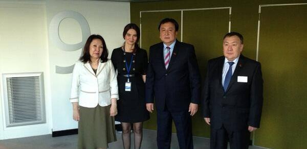 Qənirə Paşayeva Qırğızıstan parlamentinin spikeri ilə görüşüb