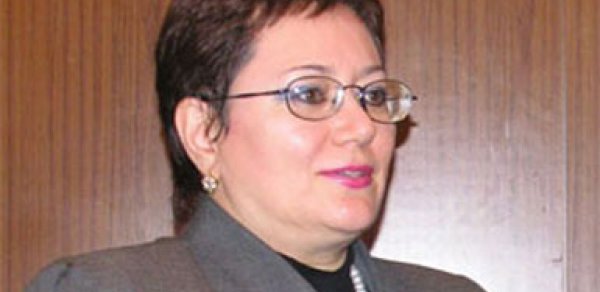 Elmira Axundova oğluna "avtoş" deyən qonşunu məhkəməyə verir