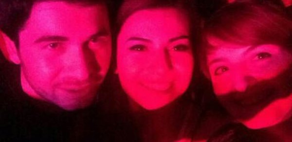 Azərbaycanlı müğənni erməni ilə “selfie” çəkdirdi - FOTO
